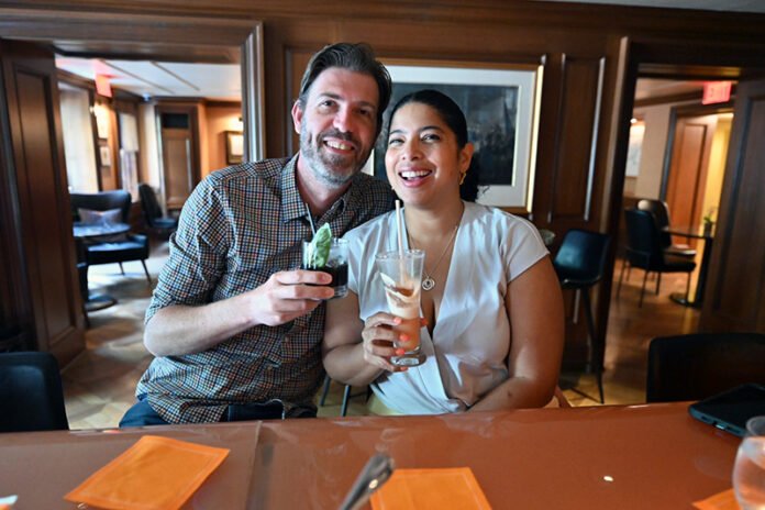 Perfect Cozy Couple's Getaway Hotel Bar